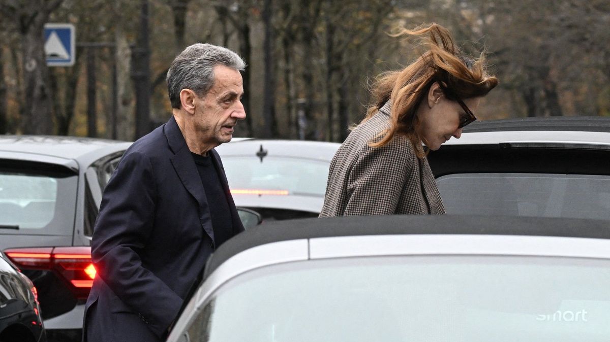Sarkozy jogguje po Paříži, kolemjdoucí jej natáčejí na video